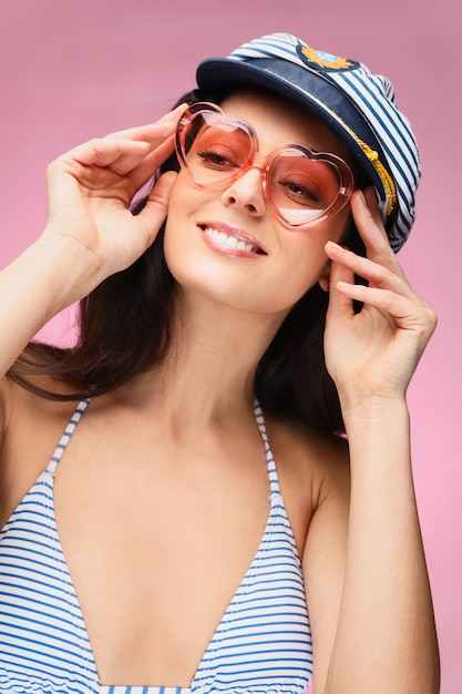 Bella ragazza castana che posa in costume da bagno