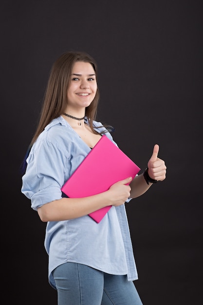 Bella ragazza caucasica con il libro