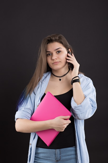 Bella ragazza caucasica con il libro