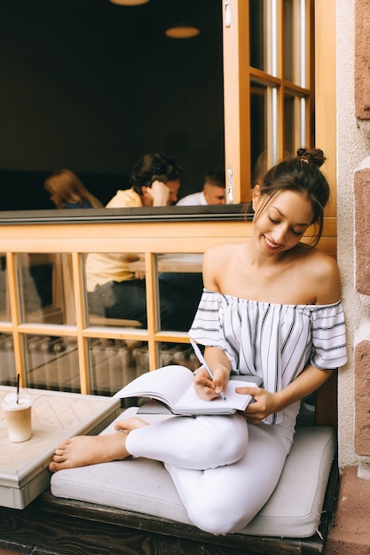 bella ragazza che beve caffè in città