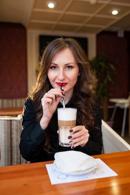 Bella ragazza che beve caffè