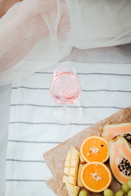 Bella ragazza che beve vino rosato in spiaggia