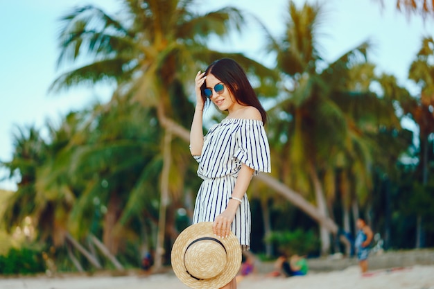 bella ragazza che cammina lungo la spiaggia in Thailandia