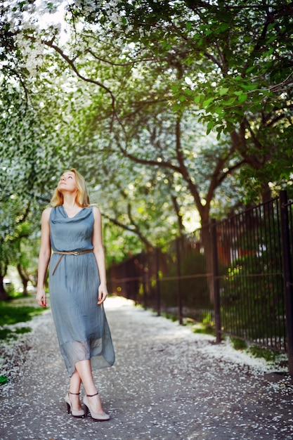 Bella ragazza che cammina nel parco