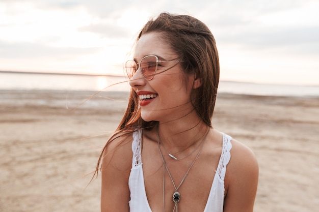 Bella ragazza che cammina sulla spiaggia