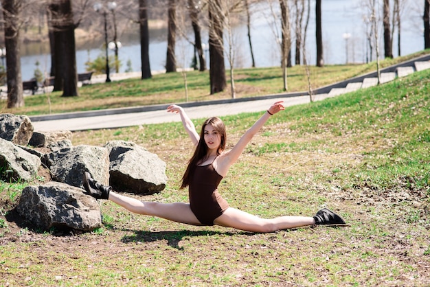 Bella ragazza che fa stretching sulla natura.