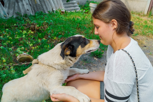 Bella ragazza che gioca con il suo piccolo in un all&#39;aperto. Ritratto di stile di vita