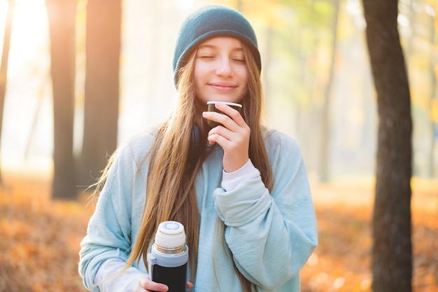 Bella ragazza che gode del caffè caldo