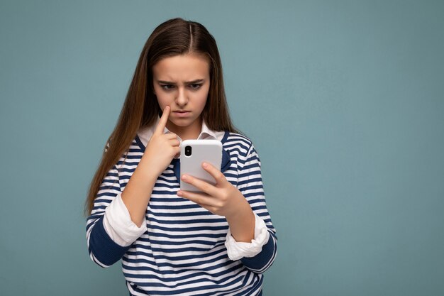 Bella ragazza che indossa abiti casual in piedi