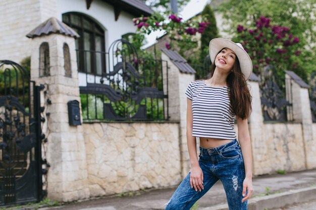 bella ragazza che indossa il cappello