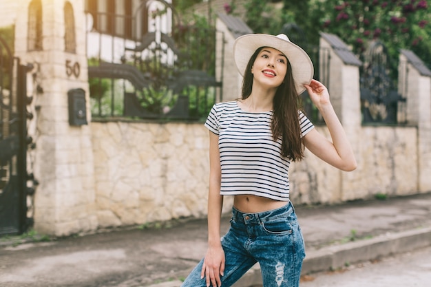 bella ragazza che indossa il cappello