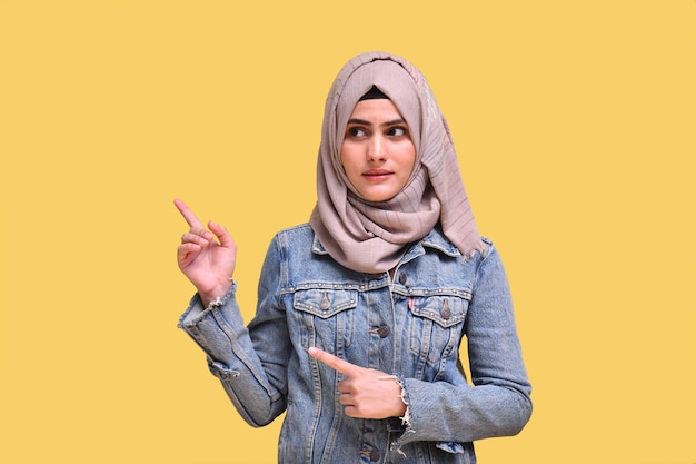 bella ragazza che indossa l'hijab con jeans denim in posa modello indiano pakistano