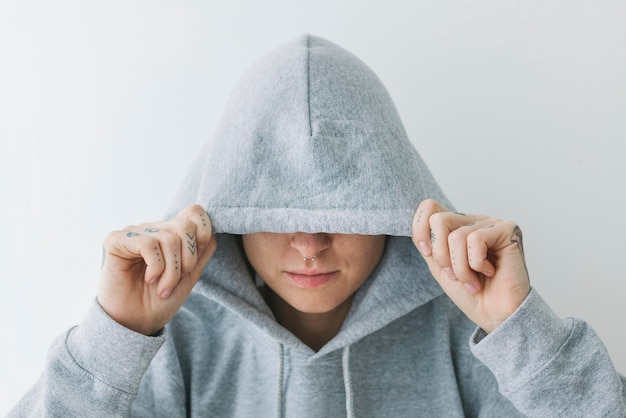 Bella ragazza che indossa una felpa grigia