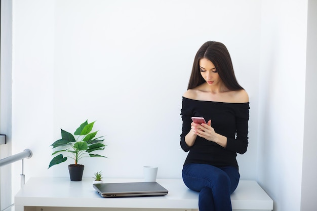 Bella ragazza che lavora al computer a casa.