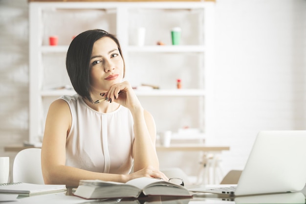 Bella ragazza che lavora al progetto