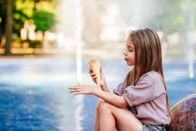 bella ragazza che mangia il gelato