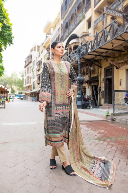 Bella ragazza che mostra i suoi vestiti Desi per il servizio fotografico di moda in Street of Walled City Lahore