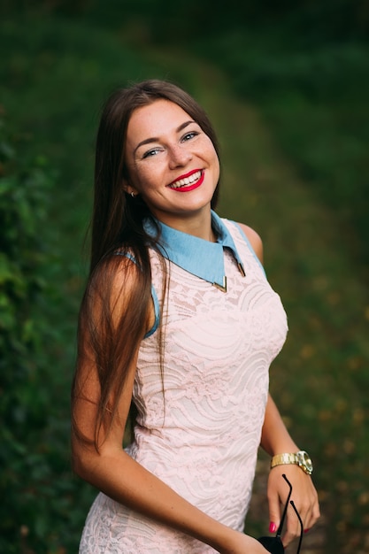 Bella ragazza che posa in natura