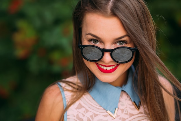 Bella ragazza che posa in natura