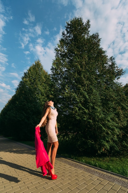 Bella ragazza che posa in natura