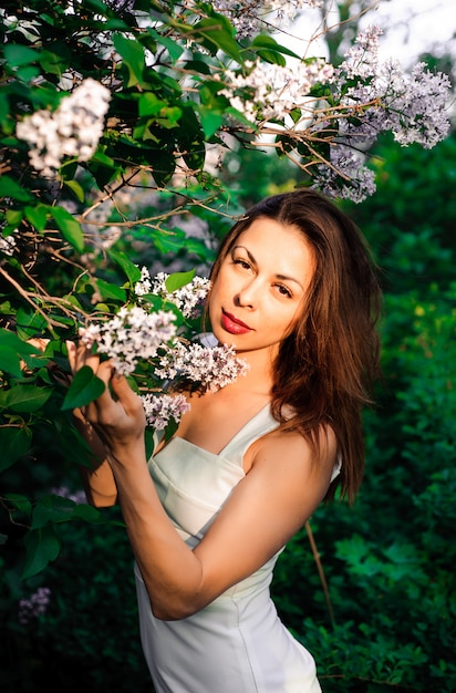 bella ragazza che posa nel parco