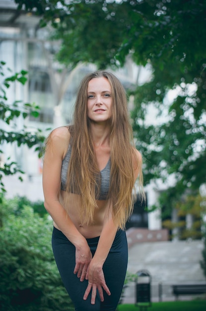 Bella ragazza che posa per la macchina fotografica