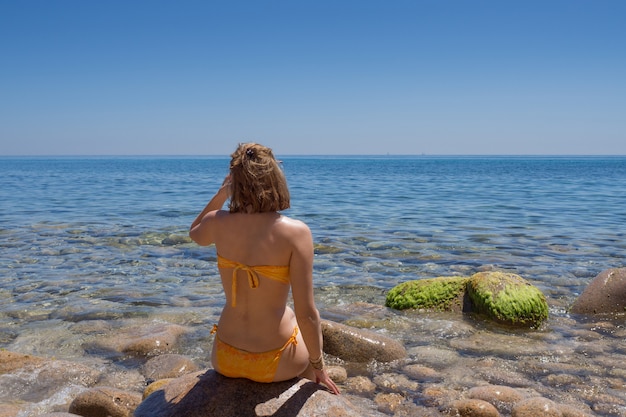 Bella ragazza che prende il sole sulla spiaggia