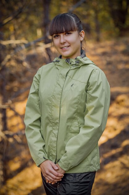 Bella ragazza che raccoglie funghi nella foresta autunnale