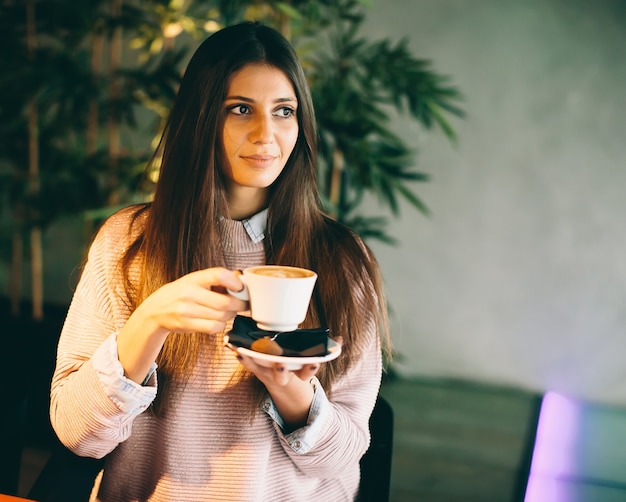 Bella ragazza che riposa nella caffetteria