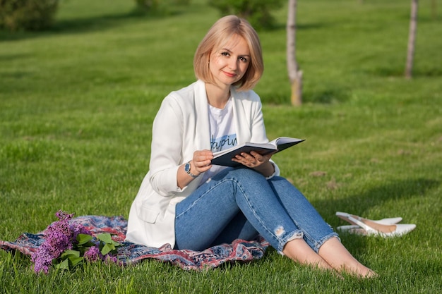 bella ragazza che riposa sul prato