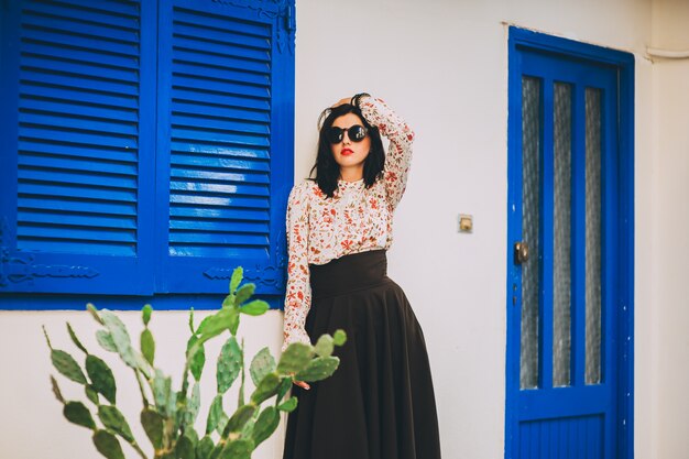 bella ragazza che riposa sulla terrazza