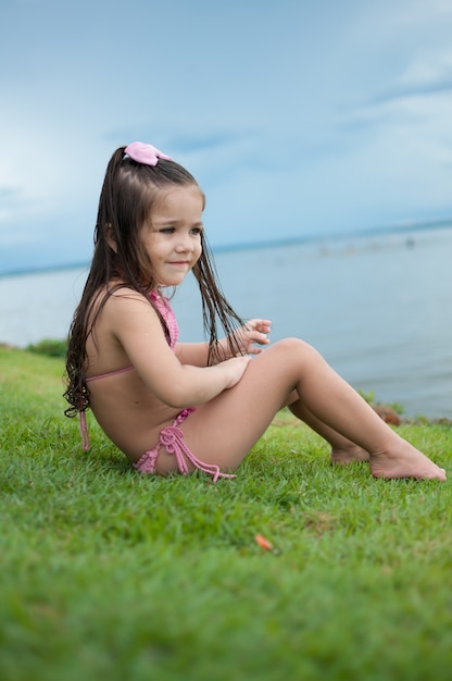 Bella ragazza che salta sull&#39;erba del profilo