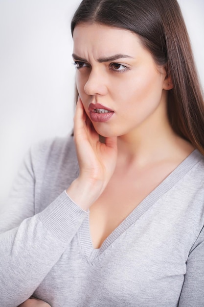 Bella ragazza che sente mal di denti