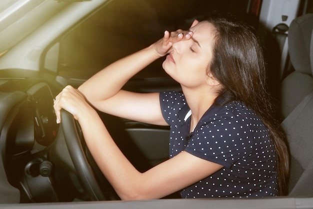 Bella ragazza che si addormenta in macchina