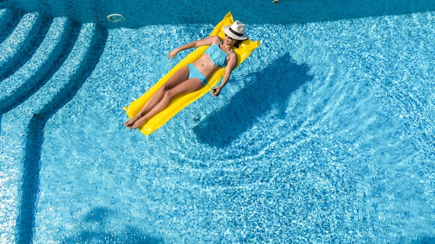 Bella ragazza che si distende in piscina