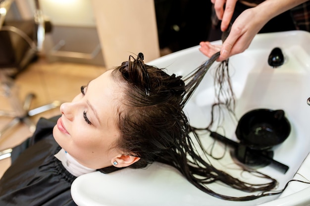 Bella ragazza che si lava i capelli