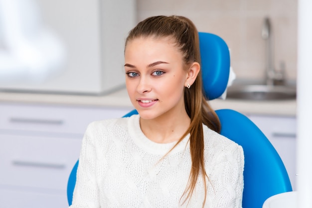 Bella ragazza che sorride dopo lo sbiancamento dei denti