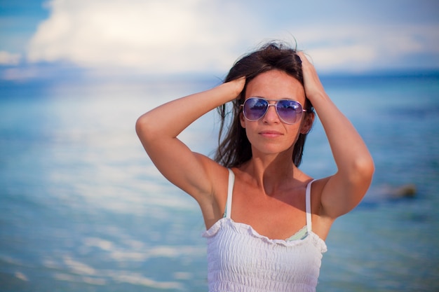 Bella ragazza che sta alla spiaggia