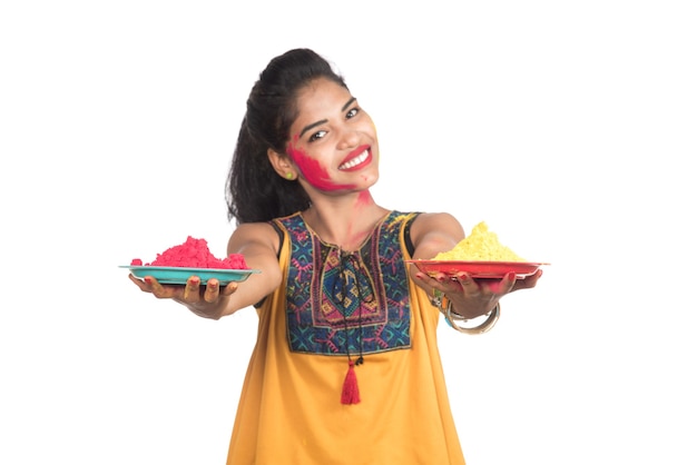 Bella ragazza che tiene il colore in polvere nella piastra in occasione del festival di Holi.