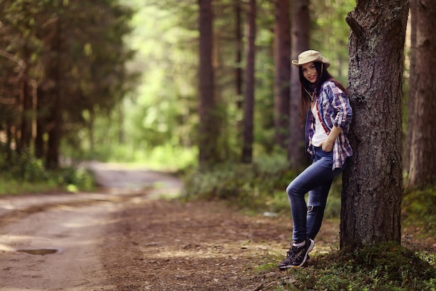 bella ragazza che viaggia nel bosco