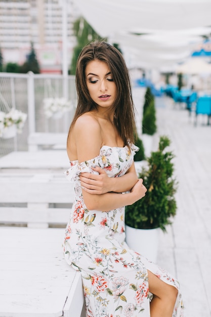 Bella ragazza con abito floreale