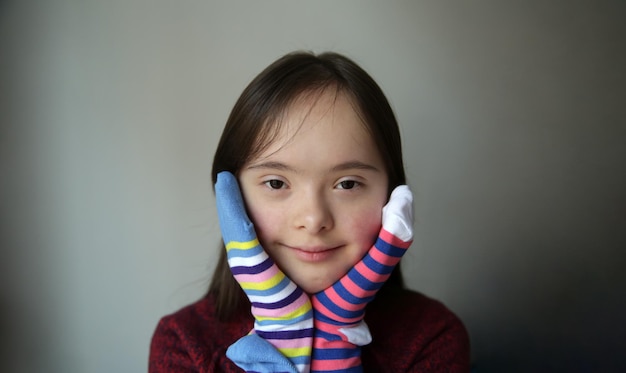 Bella ragazza con calzini diversi