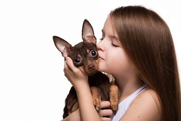 Bella ragazza con cane carino terrier, isolato su bianco.