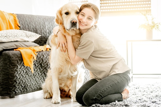 Bella ragazza con cane golden retriever