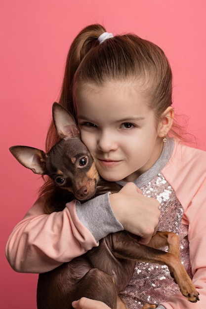 Bella ragazza con cane terrier carino