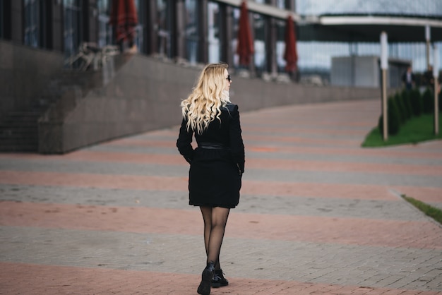 Bella ragazza con capelli ondulati biondi