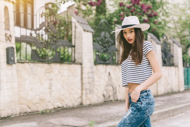 bella ragazza con cappello a piedi