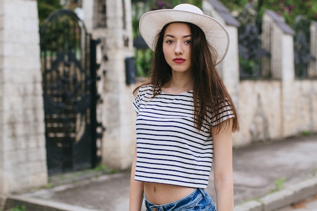 bella ragazza con cappello a piedi