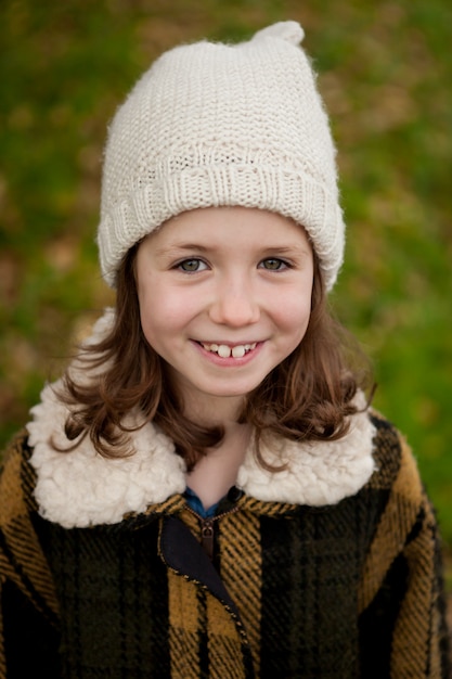 Bella ragazza con cappello di lana in un parco