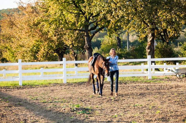 Bella ragazza con cavallo